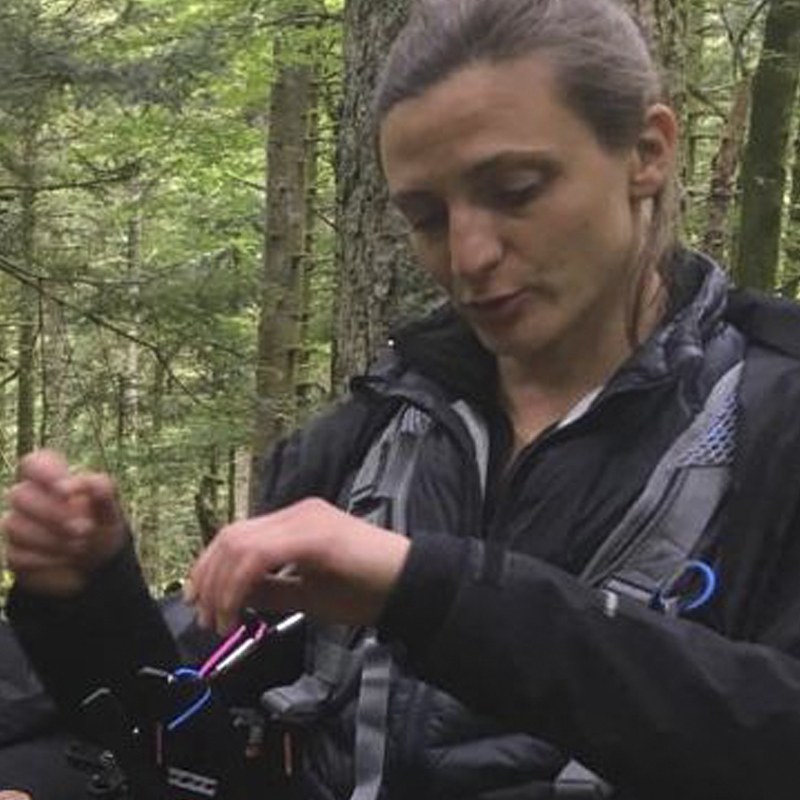 Portrait de Mélanie Caudron, en repérage en forêt